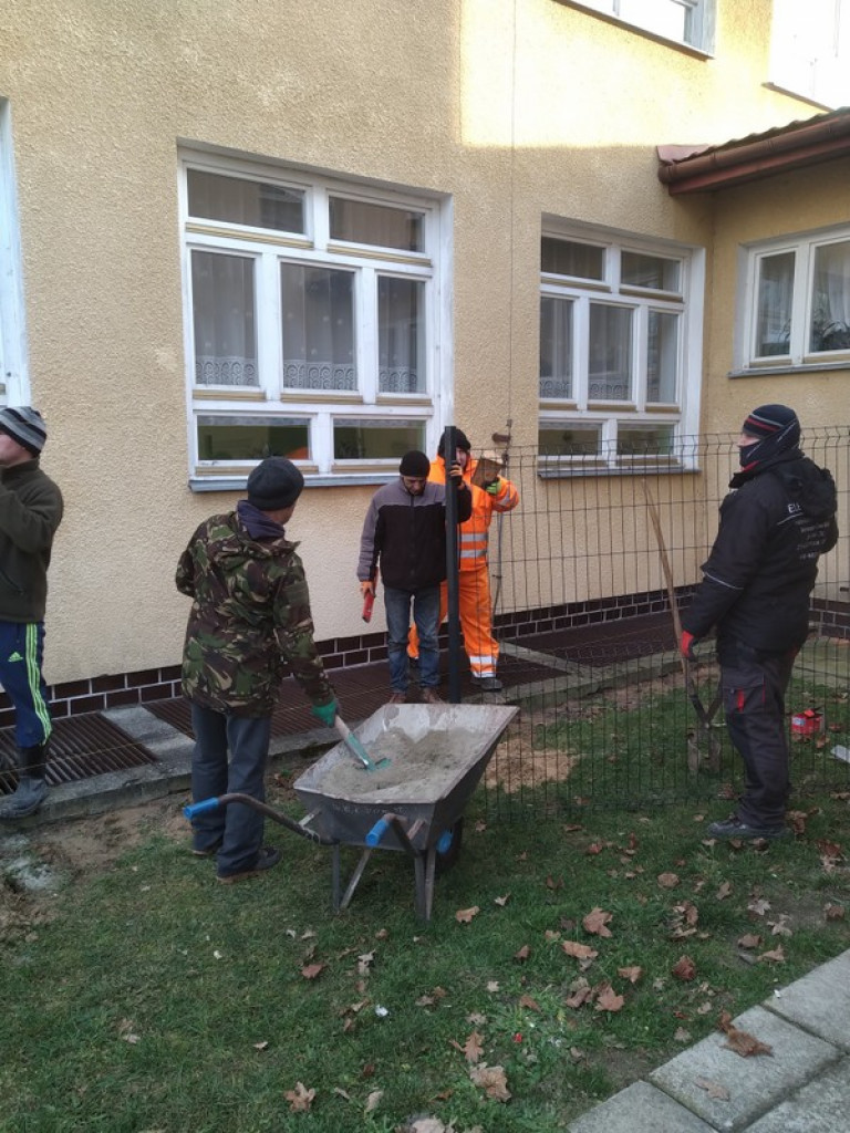 Druhowie z OSP Jedlinki z pomocą dla Szkoły Podstawowej w Potoku Górnym. Wykonali szkolne ogrodzenie (FOTO)