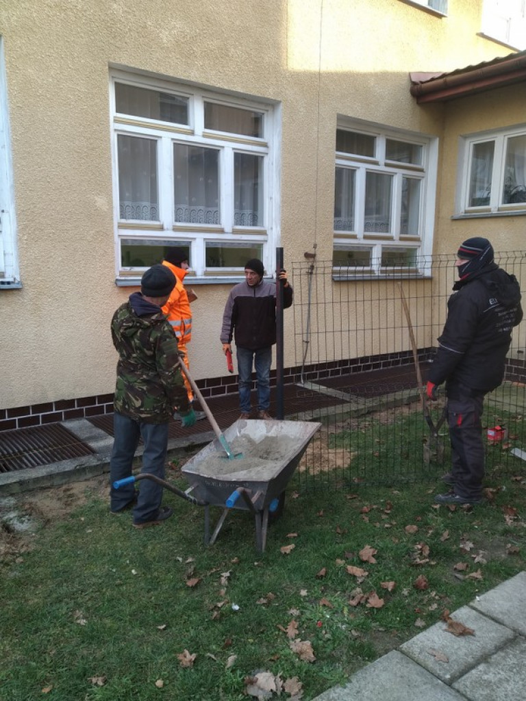 Druhowie z OSP Jedlinki z pomocą dla Szkoły Podstawowej w Potoku Górnym. Wykonali szkolne ogrodzenie (FOTO)