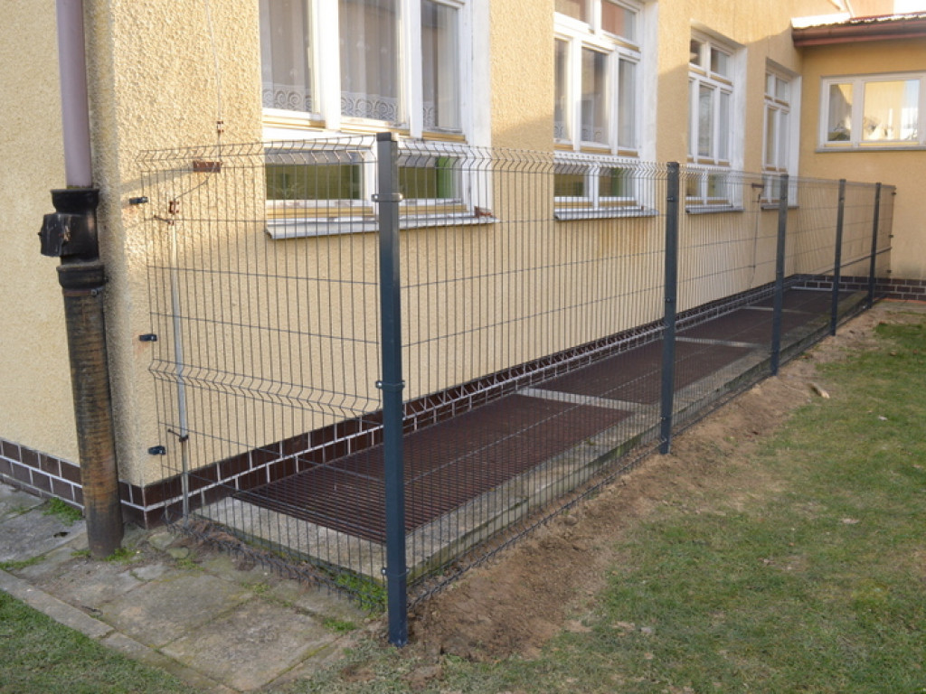 Druhowie z OSP Jedlinki z pomocą dla Szkoły Podstawowej w Potoku Górnym. Wykonali szkolne ogrodzenie (FOTO)