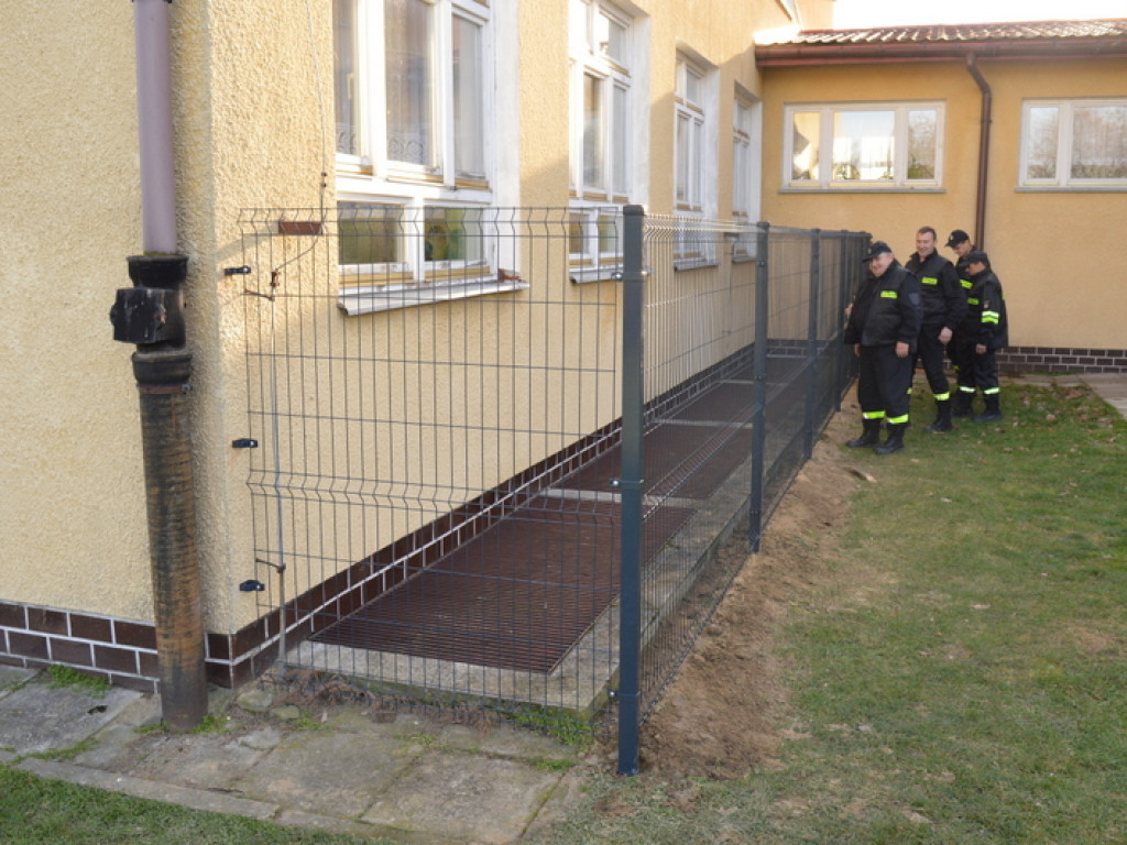 Druhowie z OSP Jedlinki z pomocą dla Szkoły Podstawowej w Potoku Górnym. Wykonali szkolne ogrodzenie (FOTO)