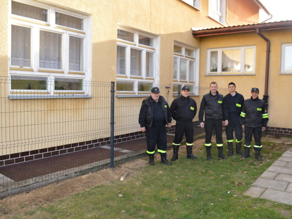 Druhowie z OSP Jedlinki z pomocą dla Szkoły Podstawowej w Potoku Górnym. Wykonali szkolne ogrodzenie (FOTO)