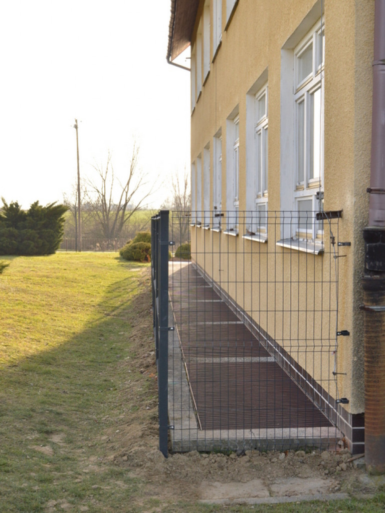 Druhowie z OSP Jedlinki z pomocą dla Szkoły Podstawowej w Potoku Górnym. Wykonali szkolne ogrodzenie (FOTO)
