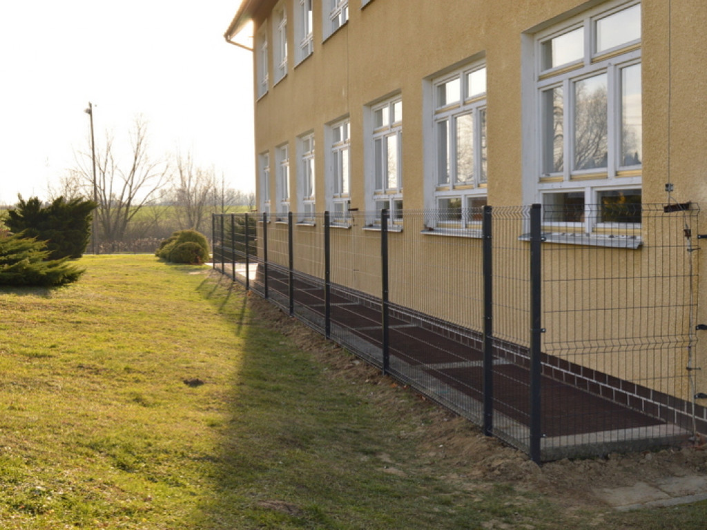 Druhowie z OSP Jedlinki z pomocą dla Szkoły Podstawowej w Potoku Górnym. Wykonali szkolne ogrodzenie (FOTO)