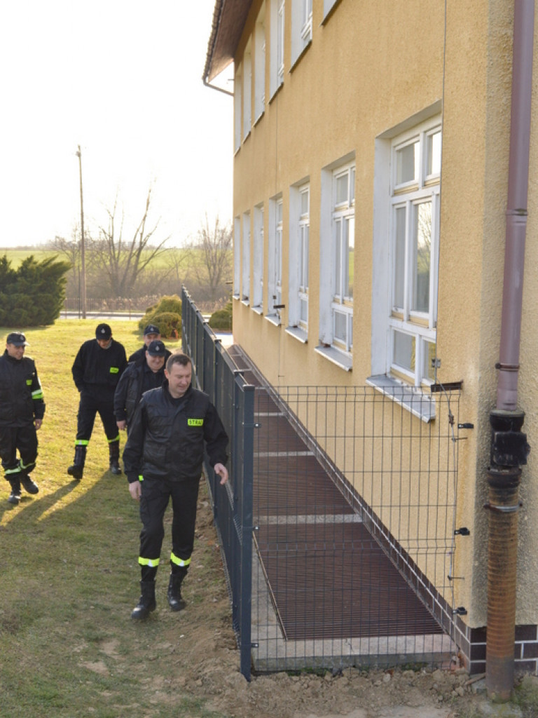 Druhowie z OSP Jedlinki z pomocą dla Szkoły Podstawowej w Potoku Górnym. Wykonali szkolne ogrodzenie (FOTO)
