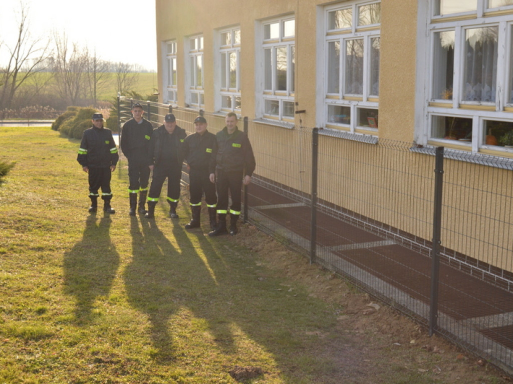 Druhowie z OSP Jedlinki z pomocą dla Szkoły Podstawowej w Potoku Górnym. Wykonali szkolne ogrodzenie (FOTO)