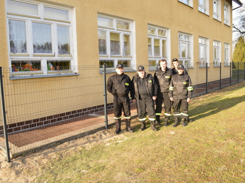 Druhowie z OSP Jedlinki z pomocą dla Szkoły Podstawowej w Potoku Górnym. Wykonali szkolne ogrodzenie (FOTO)