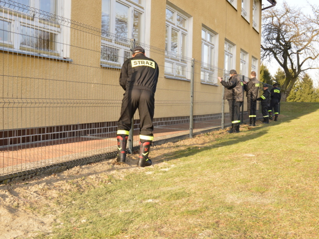 Druhowie z OSP Jedlinki z pomocą dla Szkoły Podstawowej w Potoku Górnym. Wykonali szkolne ogrodzenie (FOTO)