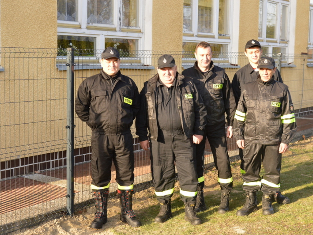 Druhowie z OSP Jedlinki z pomocą dla Szkoły Podstawowej w Potoku Górnym. Wykonali szkolne ogrodzenie (FOTO)
