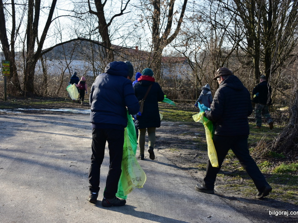 Sprzątanie Biłgoraja. Mieszkańcy woluntarystycznie wzięli się do działania (FOTO)
