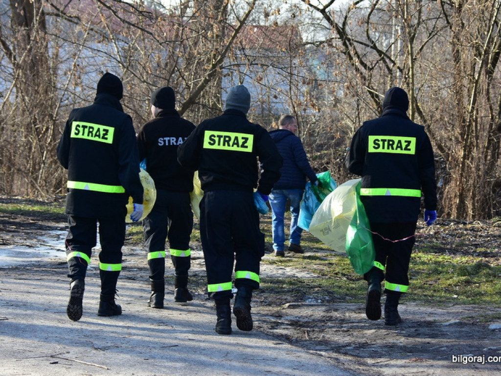 Sprzątanie Biłgoraja. Mieszkańcy woluntarystycznie wzięli się do działania (FOTO)