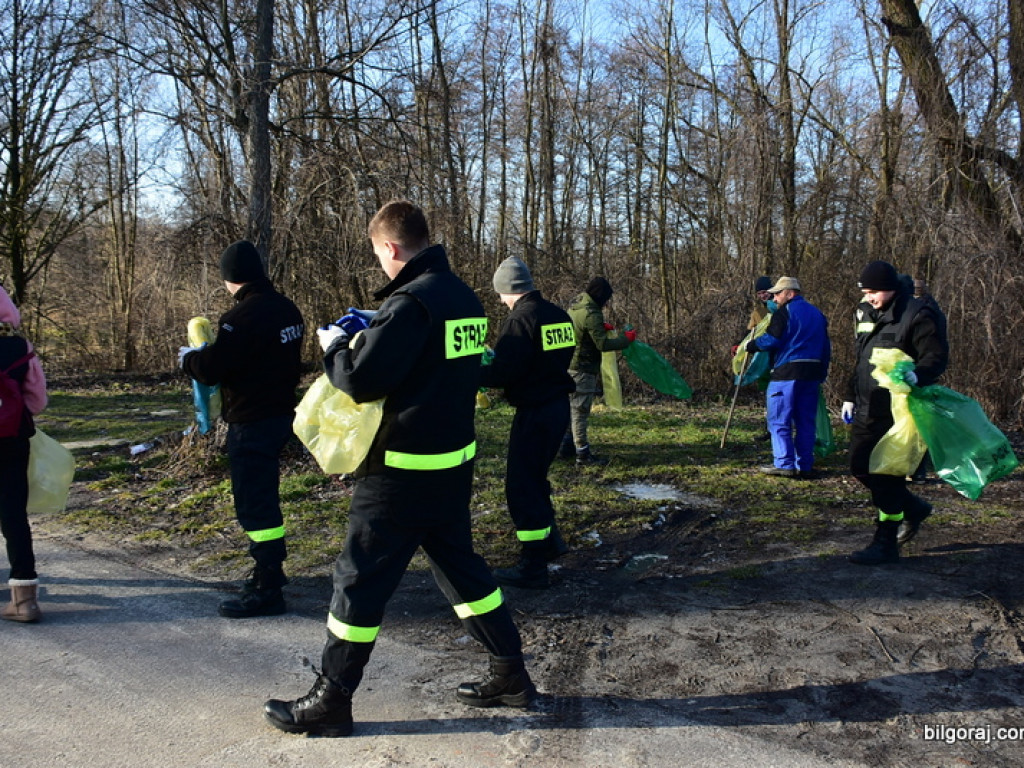 Sprzątanie Biłgoraja. Mieszkańcy woluntarystycznie wzięli się do działania (FOTO)