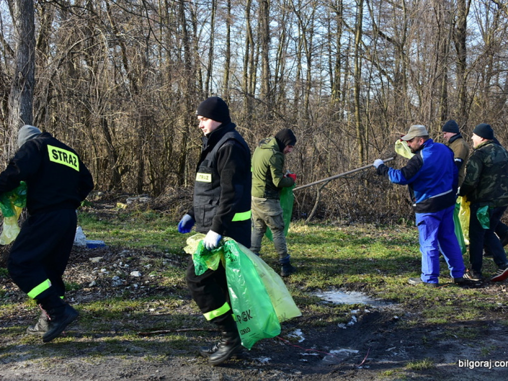 Sprzątanie Biłgoraja. Mieszkańcy woluntarystycznie wzięli się do działania (FOTO)