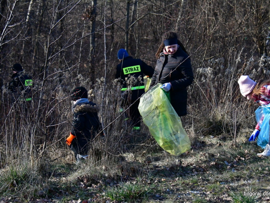 Sprzątanie Biłgoraja. Mieszkańcy woluntarystycznie wzięli się do działania (FOTO)