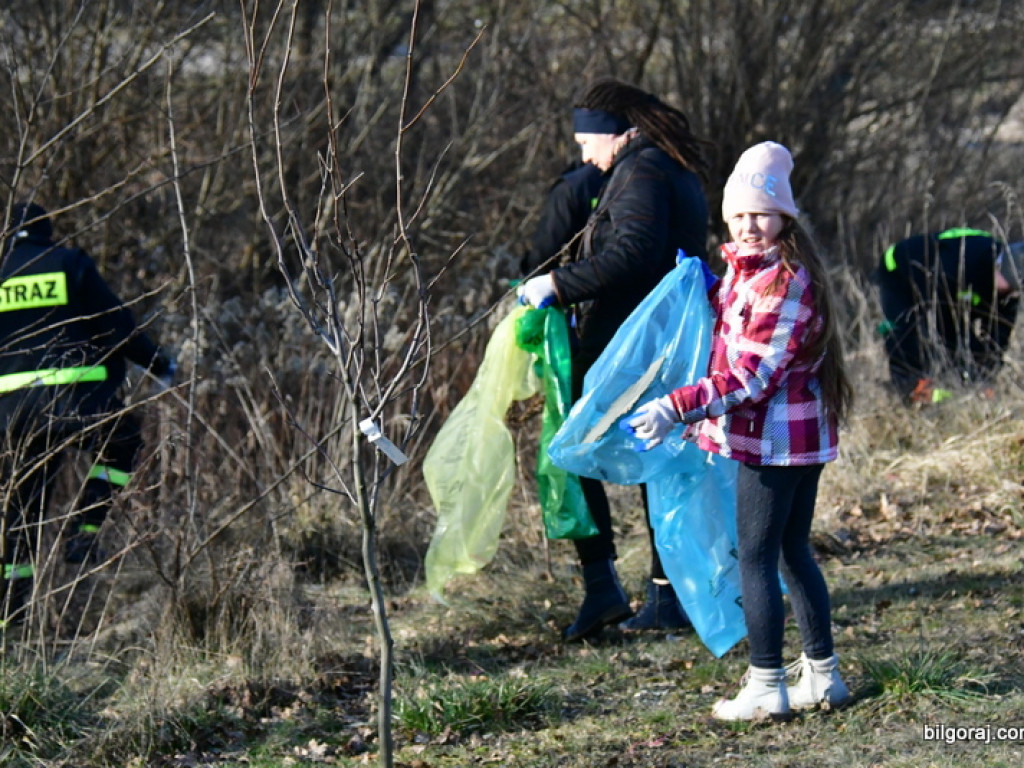 Sprzątanie Biłgoraja. Mieszkańcy woluntarystycznie wzięli się do działania (FOTO)