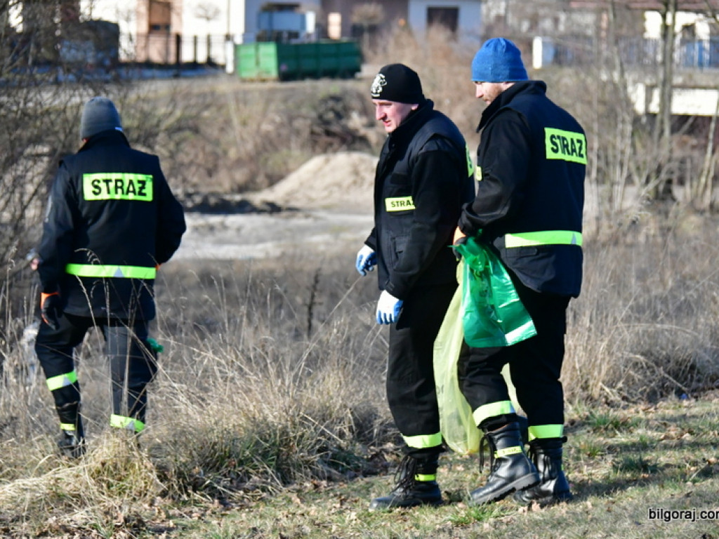 Sprzątanie Biłgoraja. Mieszkańcy woluntarystycznie wzięli się do działania (FOTO)
