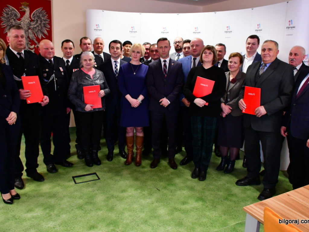 Powiat Biłgorajski. Marszałek wręczył pieniądze (FOTO)