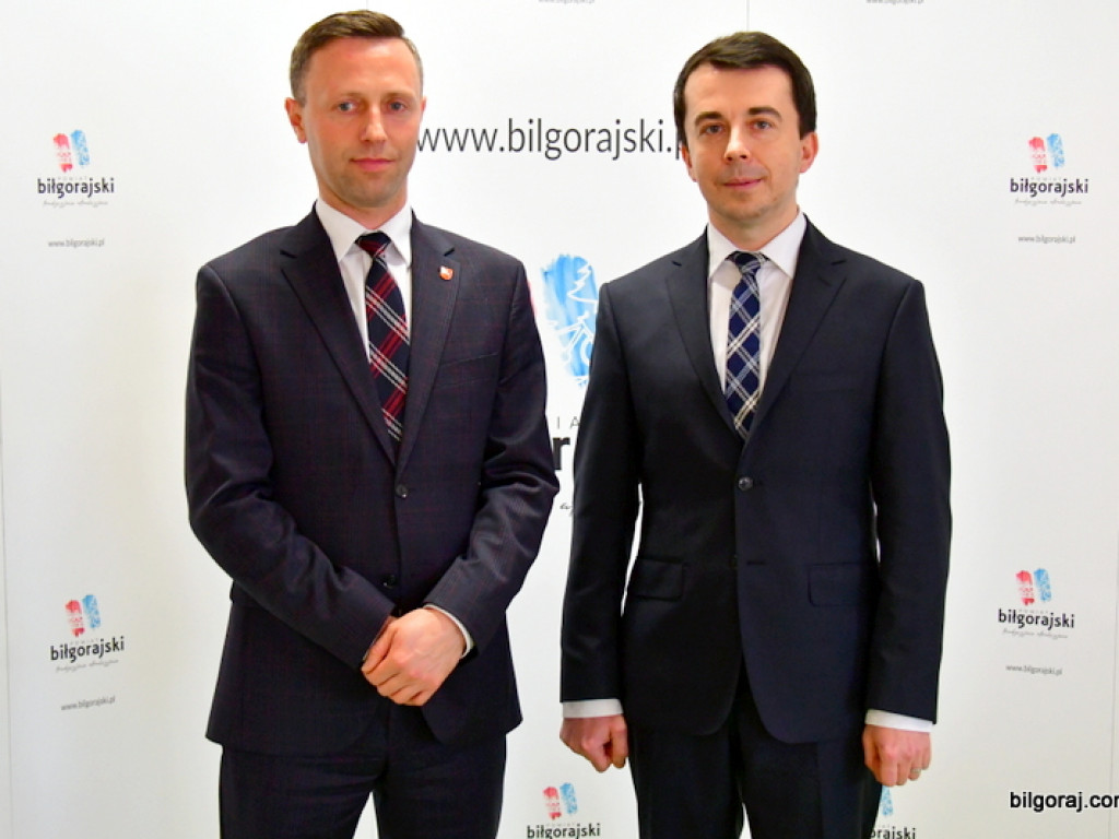 Powiat Biłgorajski. Marszałek wręczył pieniądze (FOTO)