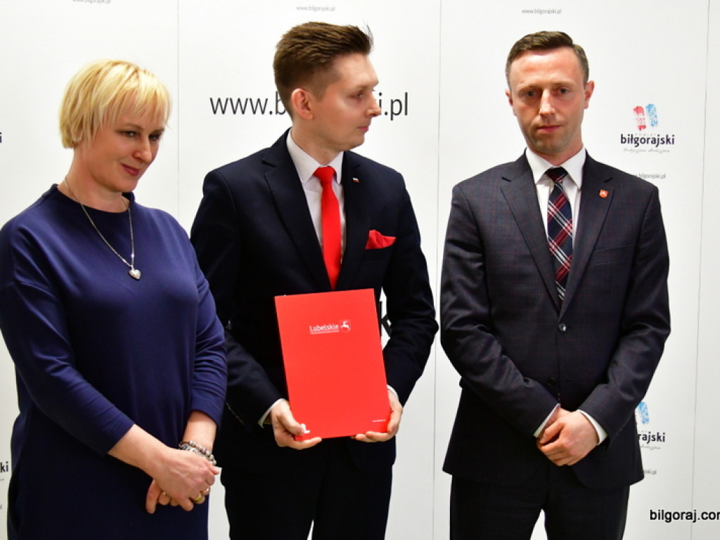 Powiat Biłgorajski. Marszałek wręczył pieniądze (FOTO)