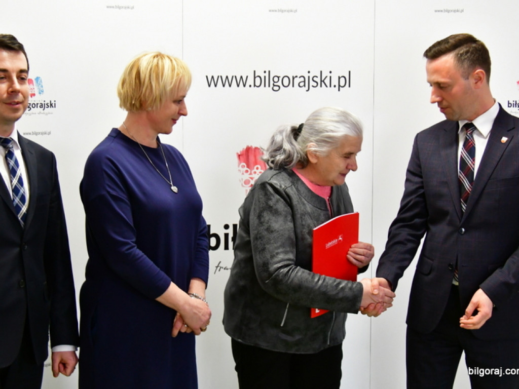 Powiat Biłgorajski. Marszałek wręczył pieniądze (FOTO)