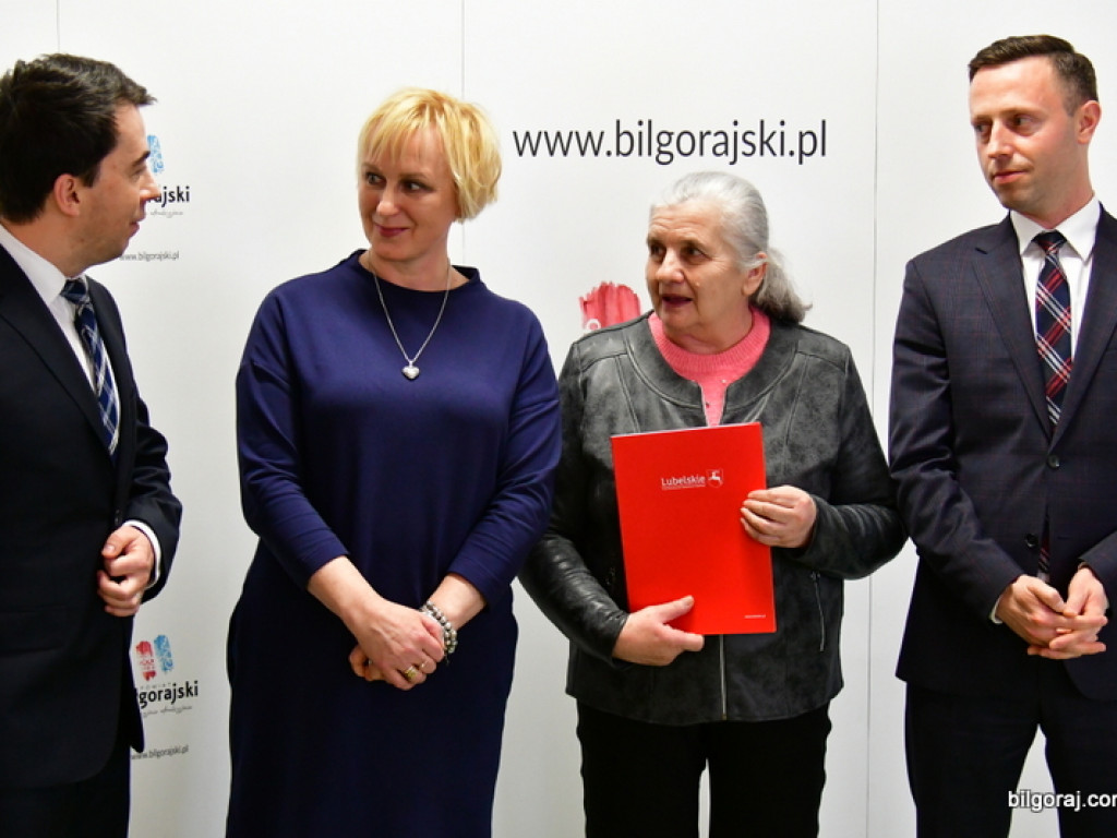 Powiat Biłgorajski. Marszałek wręczył pieniądze (FOTO)