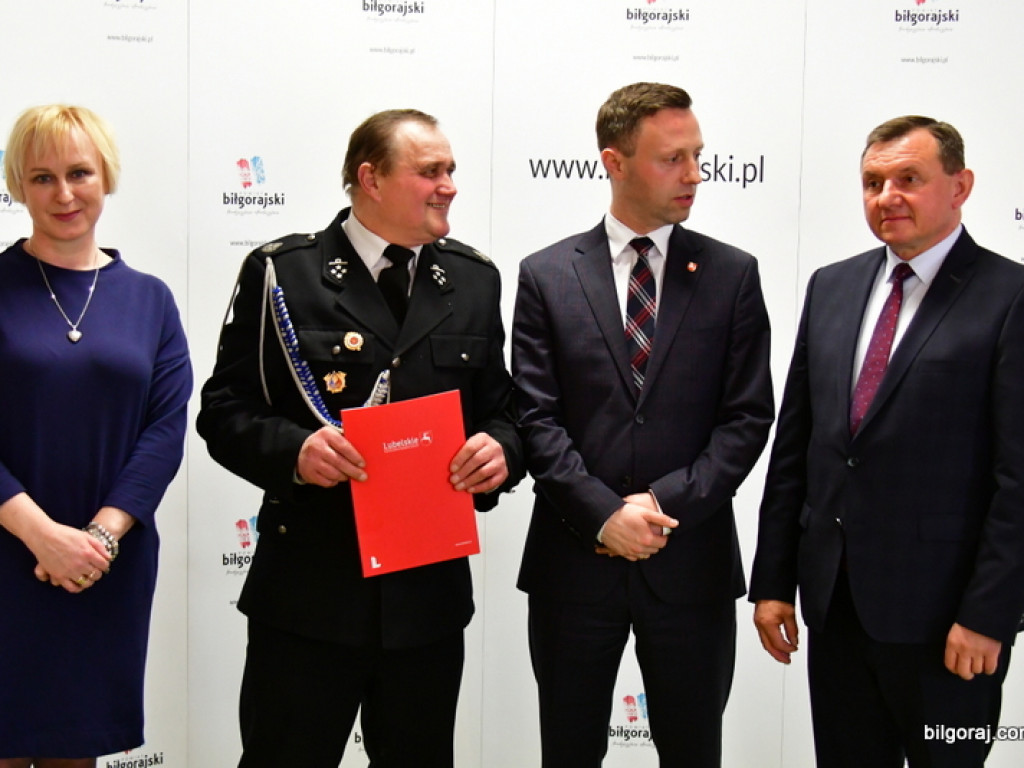 Powiat Biłgorajski. Marszałek wręczył pieniądze (FOTO)