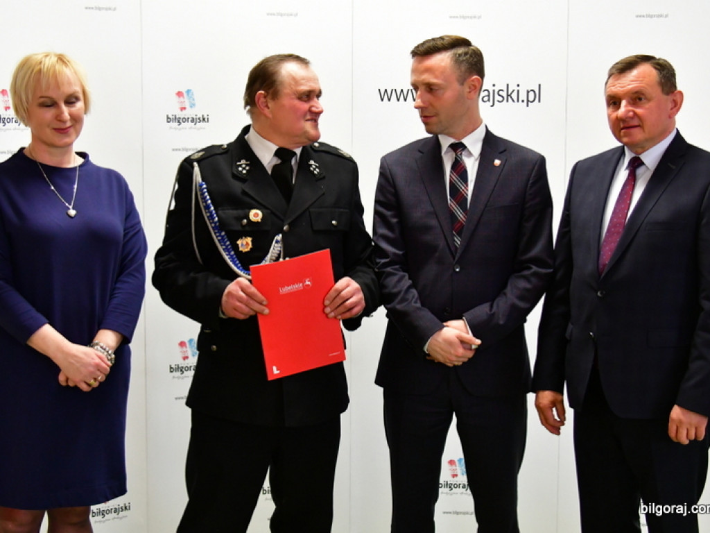 Powiat Biłgorajski. Marszałek wręczył pieniądze (FOTO)