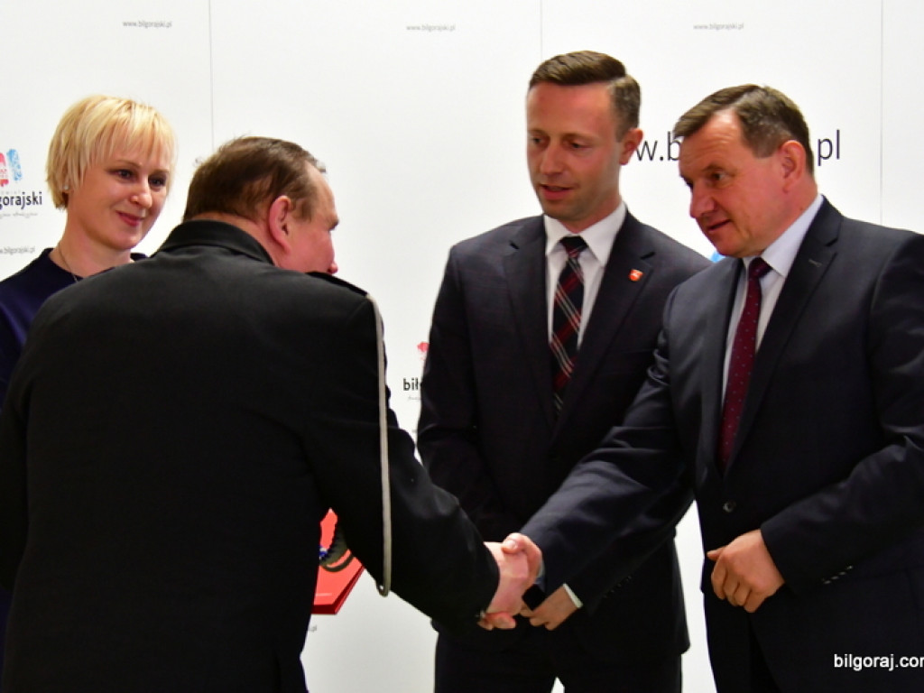 Powiat Biłgorajski. Marszałek wręczył pieniądze (FOTO)