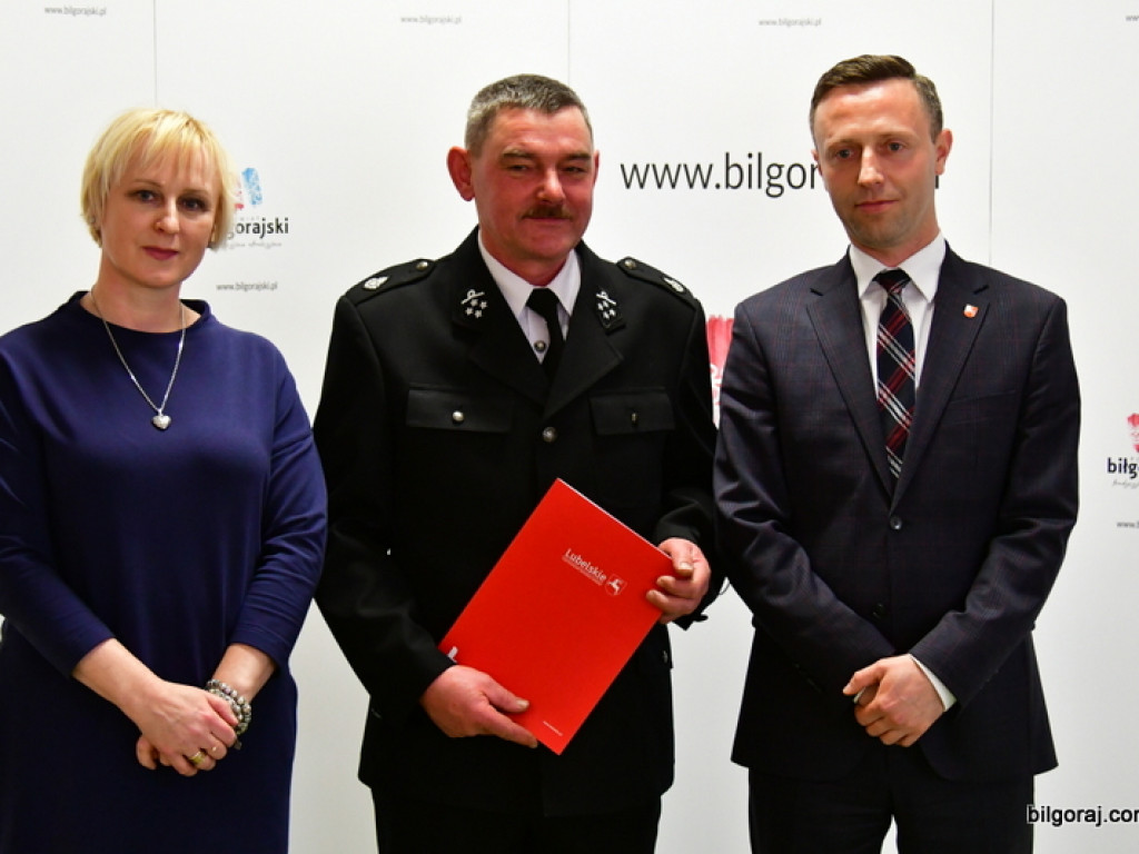 Powiat Biłgorajski. Marszałek wręczył pieniądze (FOTO)