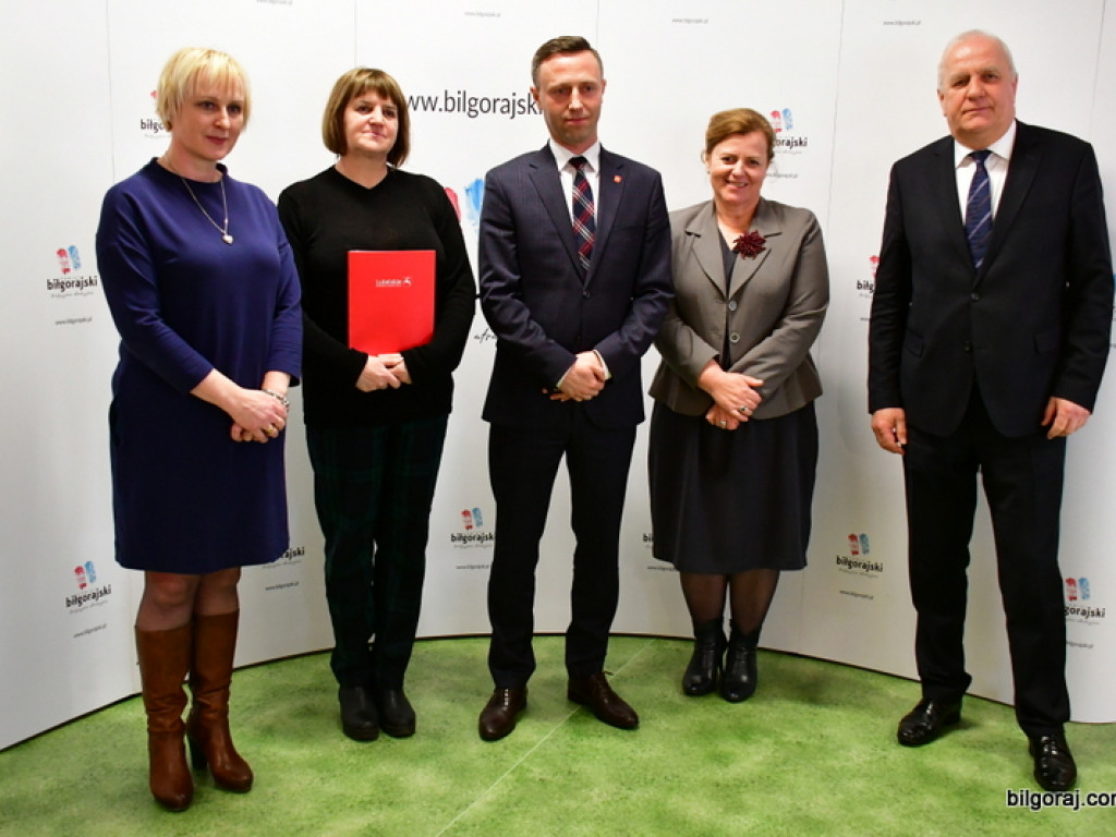 Powiat Biłgorajski. Marszałek wręczył pieniądze (FOTO)