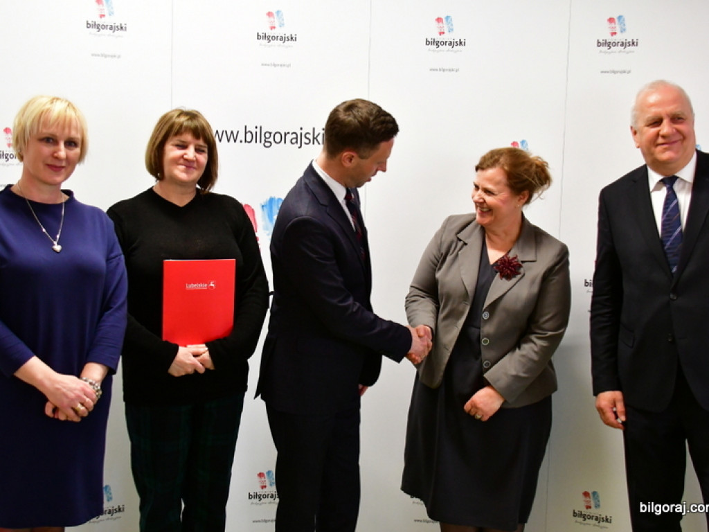 Powiat Biłgorajski. Marszałek wręczył pieniądze (FOTO)