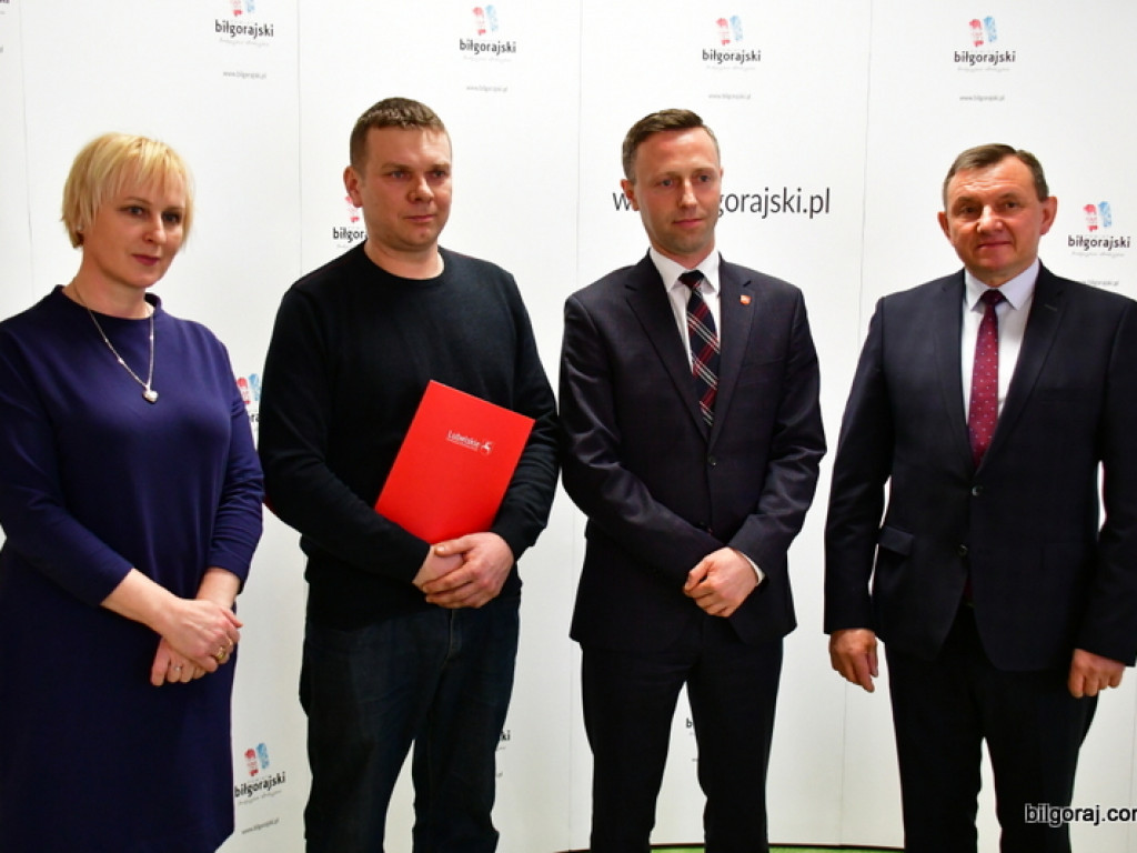 Powiat Biłgorajski. Marszałek wręczył pieniądze (FOTO)