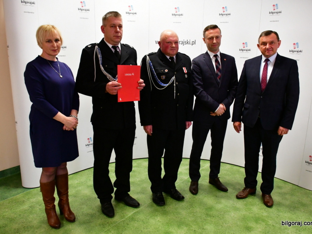 Powiat Biłgorajski. Marszałek wręczył pieniądze (FOTO)