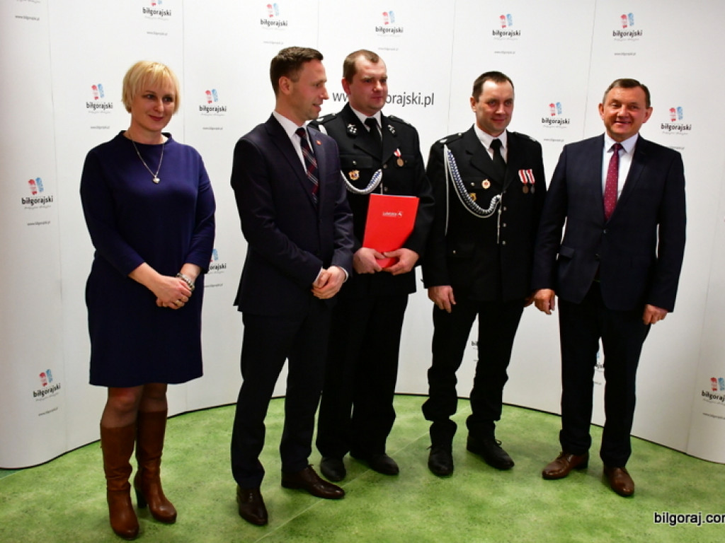 Powiat Biłgorajski. Marszałek wręczył pieniądze (FOTO)