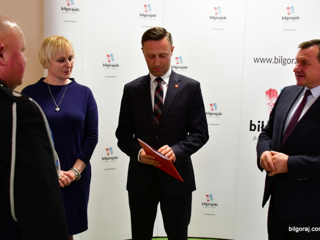 Powiat Biłgorajski. Marszałek wręczył pieniądze (FOTO)