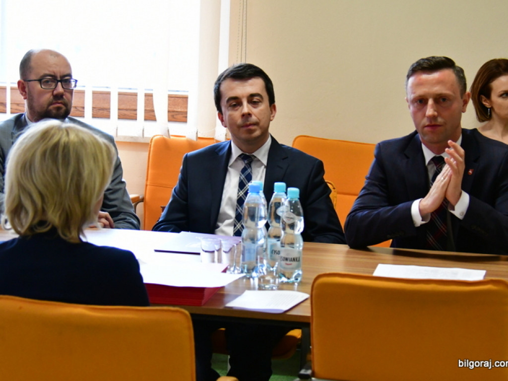 Powiat Biłgorajski. Marszałek wręczył pieniądze (FOTO)