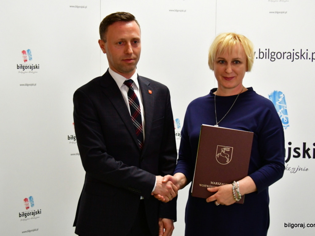 Powiat Biłgorajski. Marszałek wręczył pieniądze (FOTO)