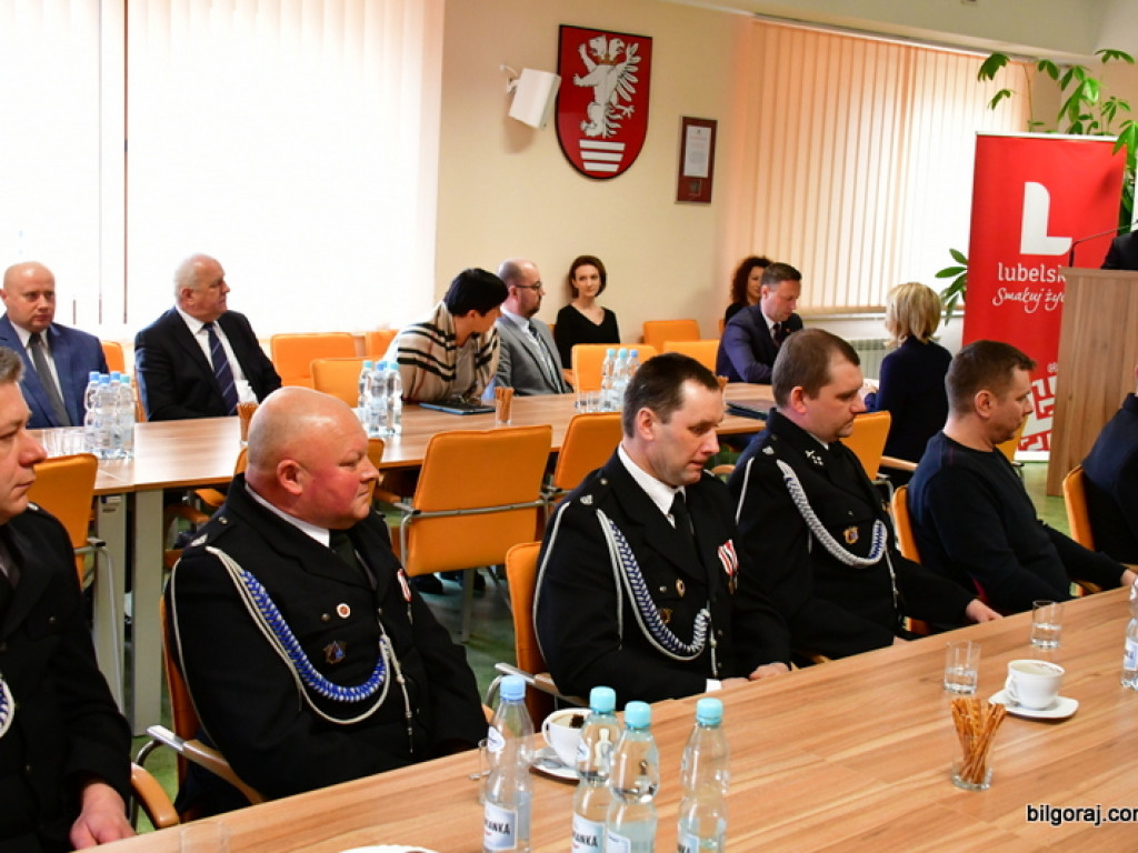 Powiat Biłgorajski. Marszałek wręczył pieniądze (FOTO)