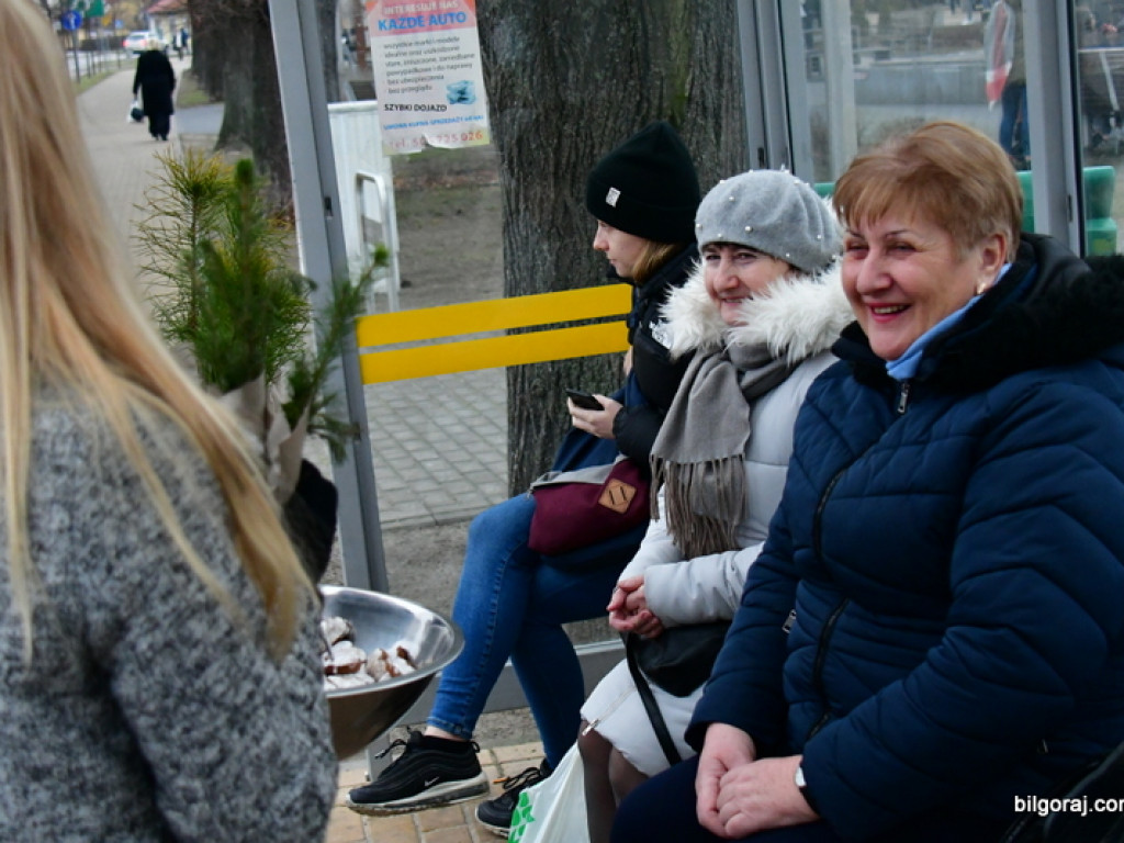 Eko - walentynki. Młodzież rozdawała sadzonki drzew i rozmawiała o ekologii (FOTO)