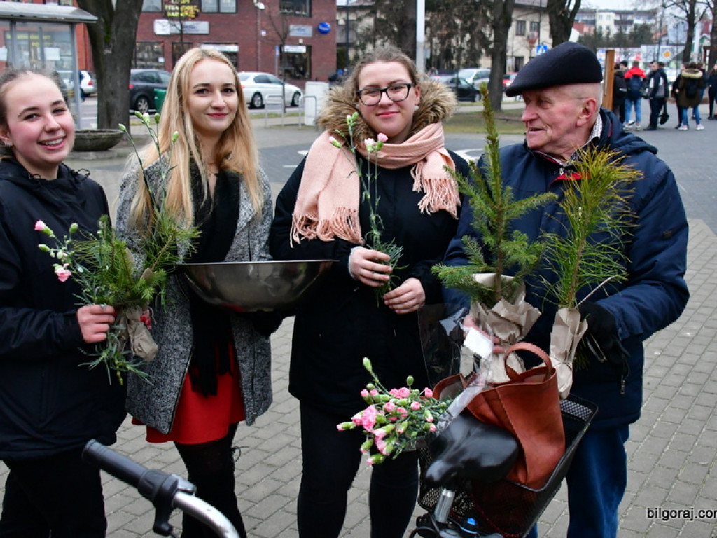 Eko - walentynki. Młodzież rozdawała sadzonki drzew i rozmawiała o ekologii (FOTO)