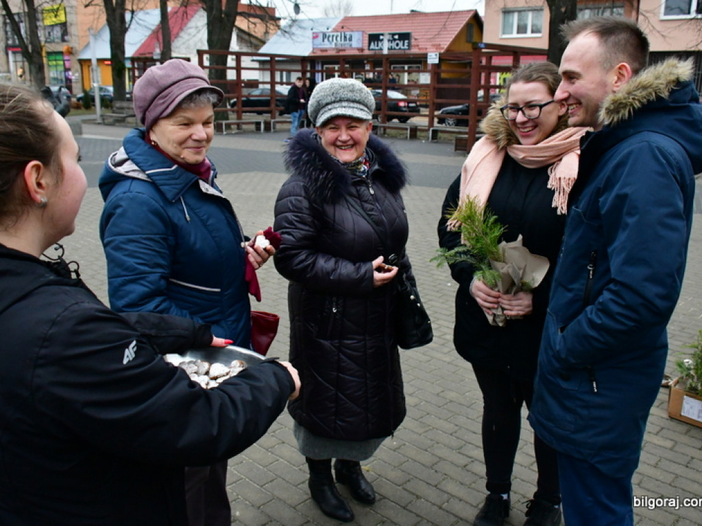 Eko - walentynki. Młodzież rozdawała sadzonki drzew i rozmawiała o ekologii (FOTO)