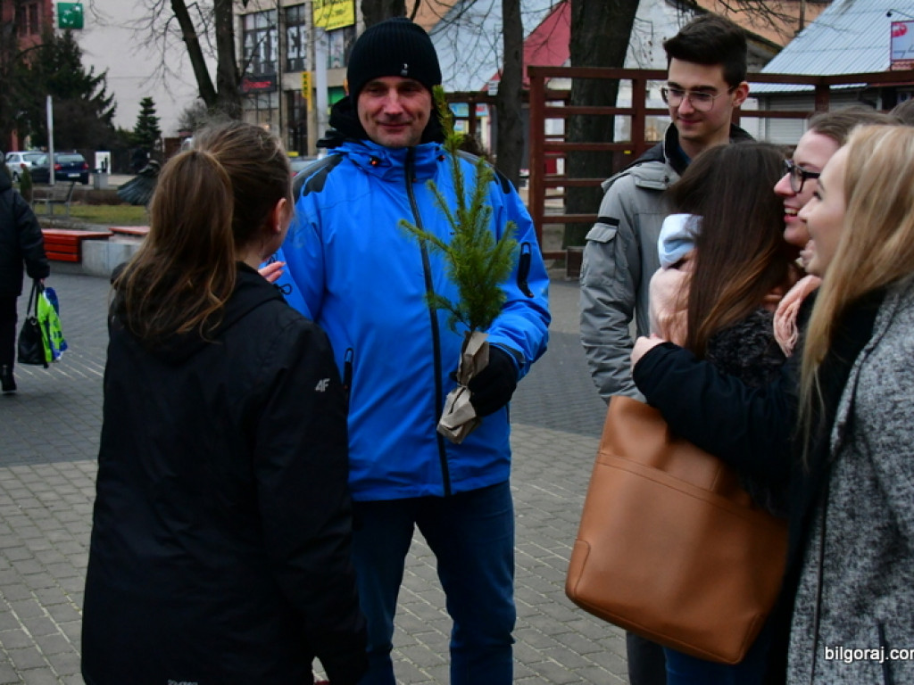 Eko - walentynki. Młodzież rozdawała sadzonki drzew i rozmawiała o ekologii (FOTO)