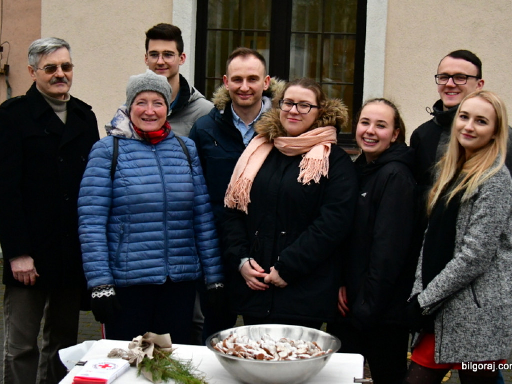 Eko - walentynki. Młodzież rozdawała sadzonki drzew i rozmawiała o ekologii (FOTO)