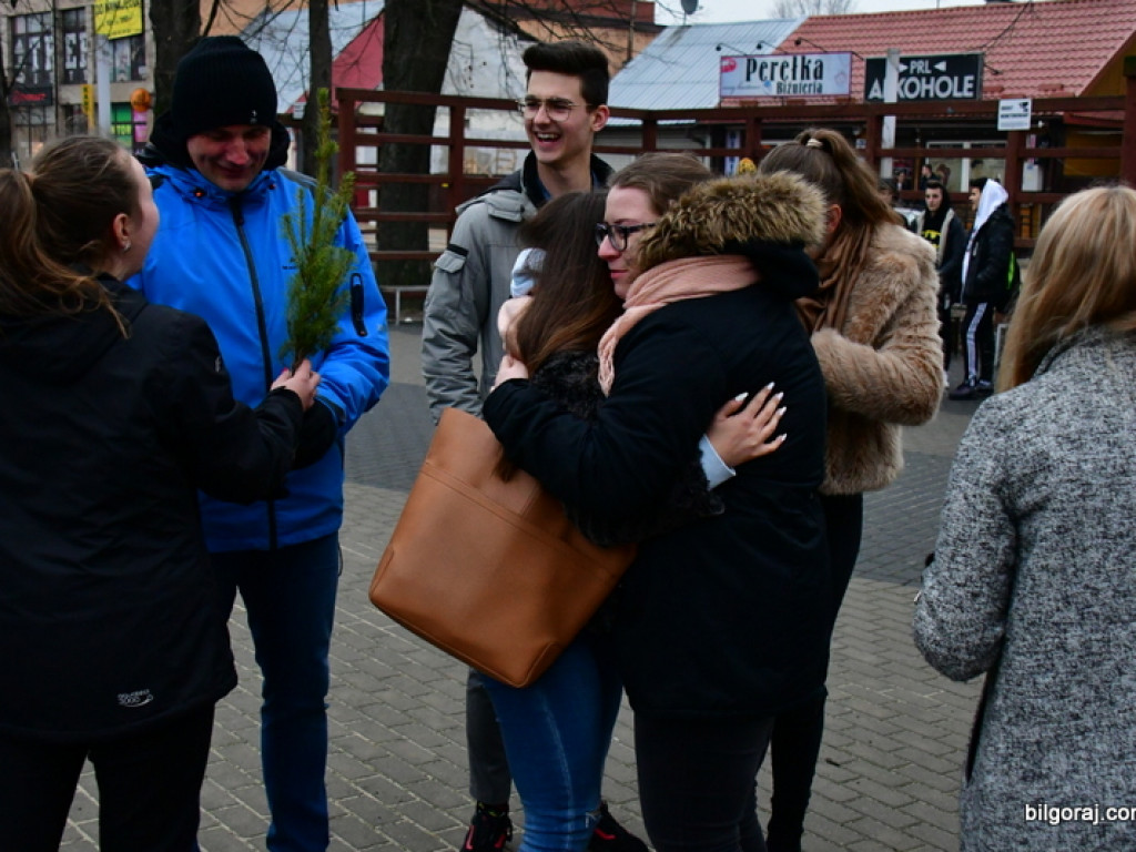 Eko - walentynki. Młodzież rozdawała sadzonki drzew i rozmawiała o ekologii (FOTO)