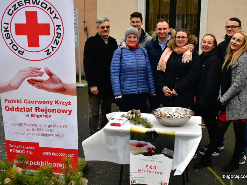Eko - walentynki. Młodzież rozdawała sadzonki drzew i rozmawiała o ekologii (FOTO)