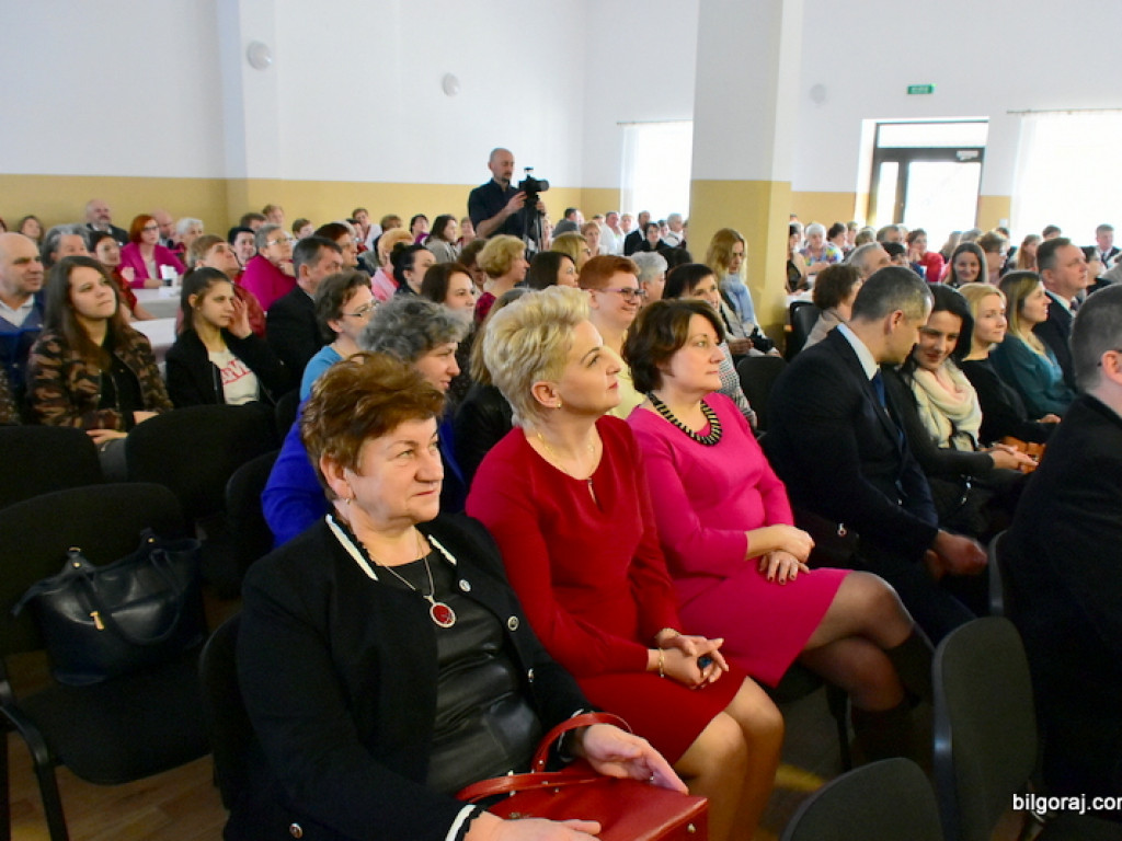 Panowie Paniom, czyli Dzień Kobiet na ludowo w Starym Bidaczowie (FOTO)
