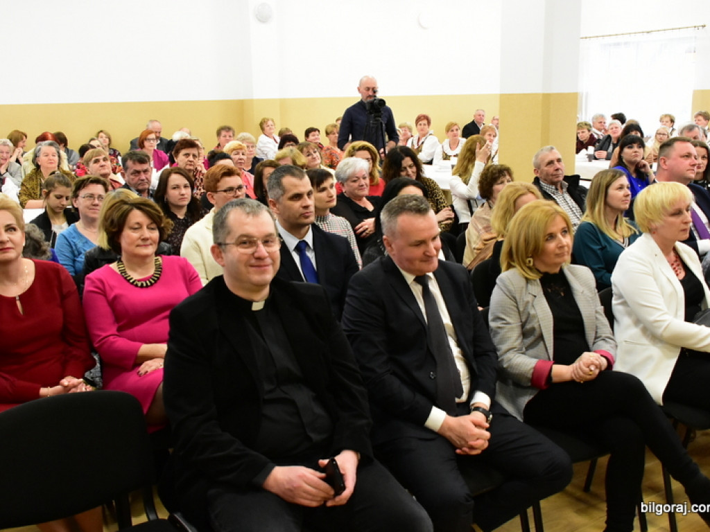Panowie Paniom, czyli Dzień Kobiet na ludowo w Starym Bidaczowie (FOTO)