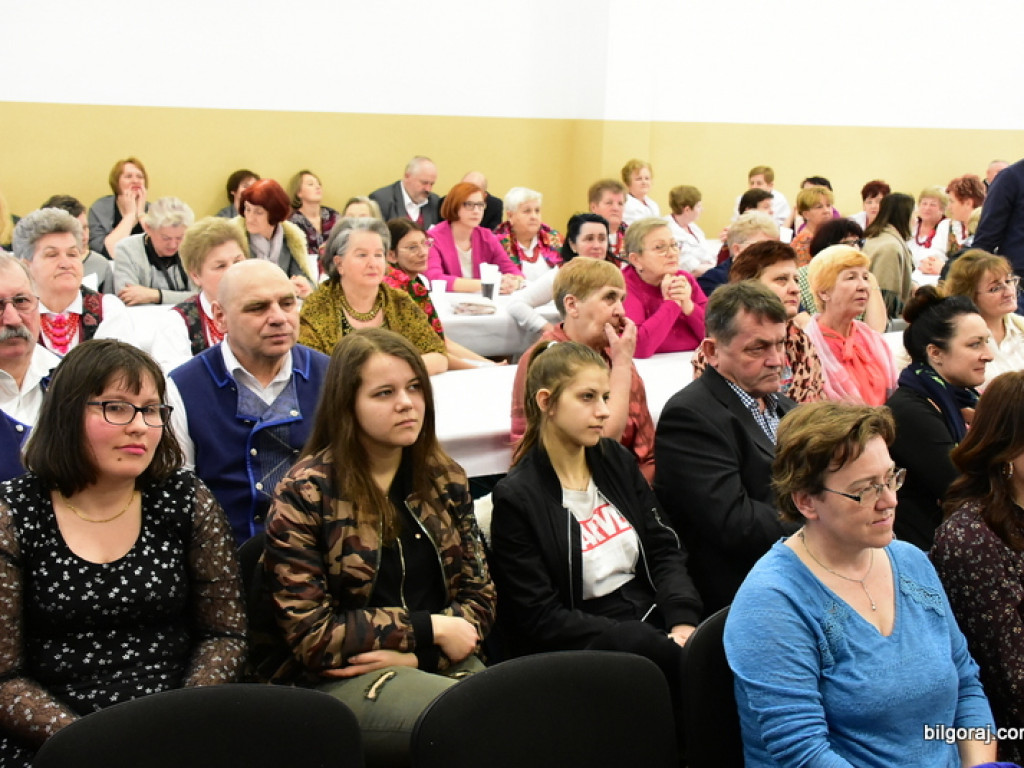 Panowie Paniom, czyli Dzień Kobiet na ludowo w Starym Bidaczowie (FOTO)