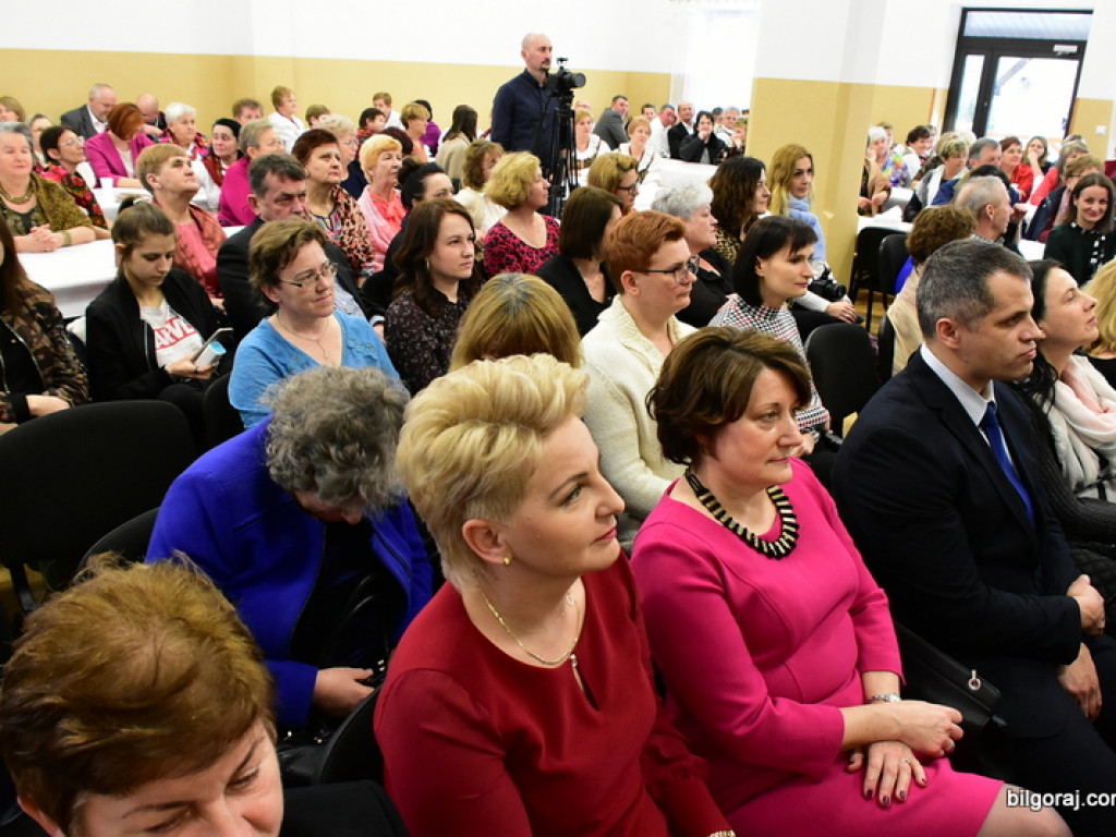 Panowie Paniom, czyli Dzień Kobiet na ludowo w Starym Bidaczowie (FOTO)