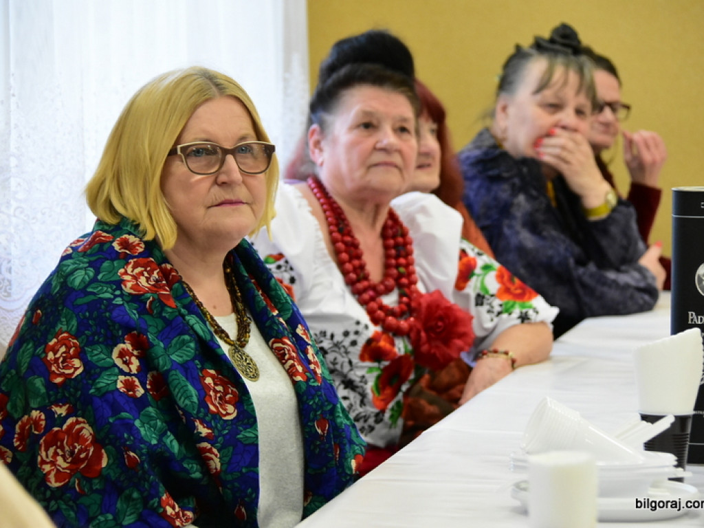 Panowie Paniom, czyli Dzień Kobiet na ludowo w Starym Bidaczowie (FOTO)