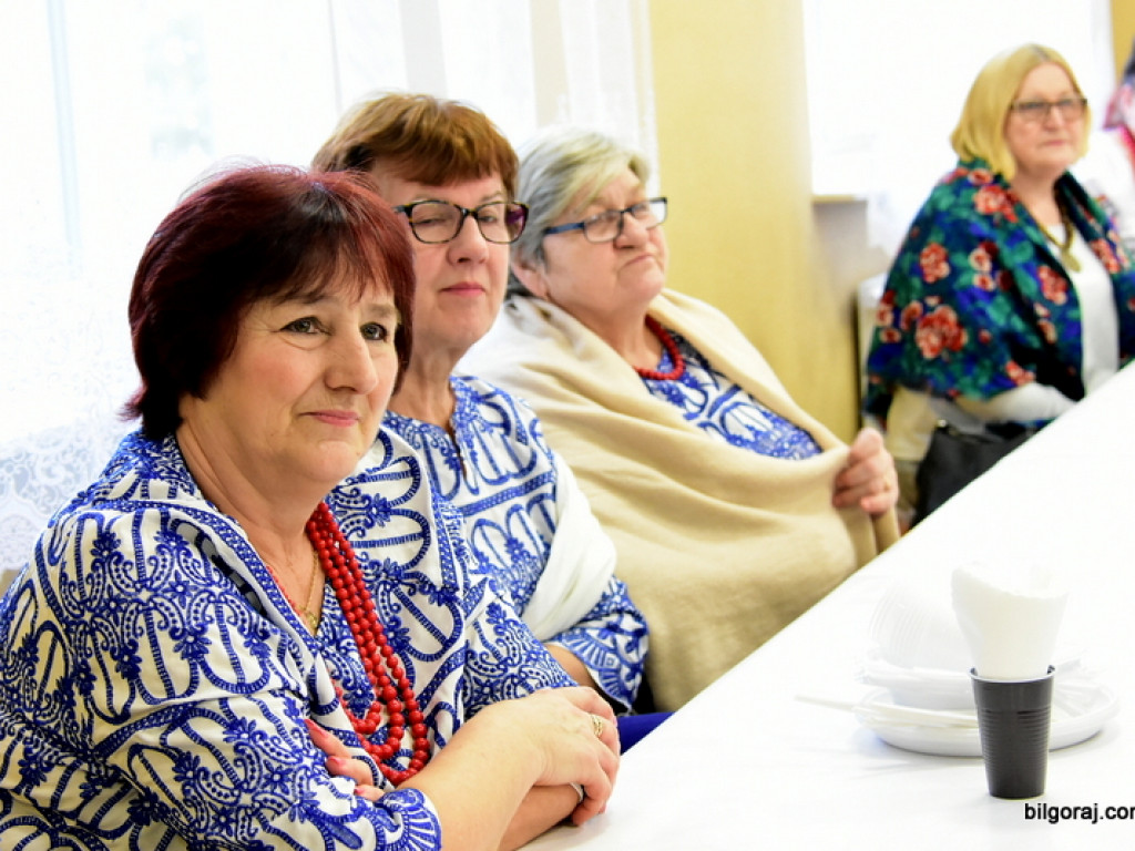 Panowie Paniom, czyli Dzień Kobiet na ludowo w Starym Bidaczowie (FOTO)